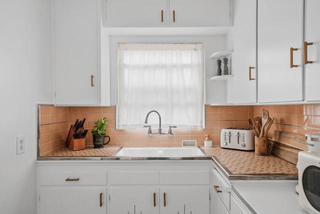 251 Orange Avenue, Coronado CA: https://media.crmls.org/mediaz/1a99ba92-c244-4e8a-b5e9-8ae3e4d9ef02.jpg