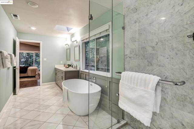 7 Saint Stephens Dr, Orinda CA: https://media.crmls.org/mediaz/1a9a0e71-543a-4c40-bb1e-5ded453c2721.jpg