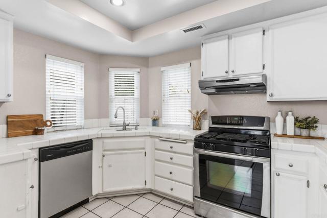 Detail Gallery Image 6 of 26 For 609 Mustang Glen, Escondido,  CA 92027 - 3 Beds | 2/1 Baths