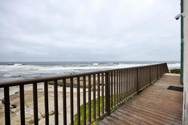 220 Coast Blvd, La Jolla CA: https://media.crmls.org/mediaz/1a9ae451-8b36-49b0-8988-b4985ae691f2.jpg