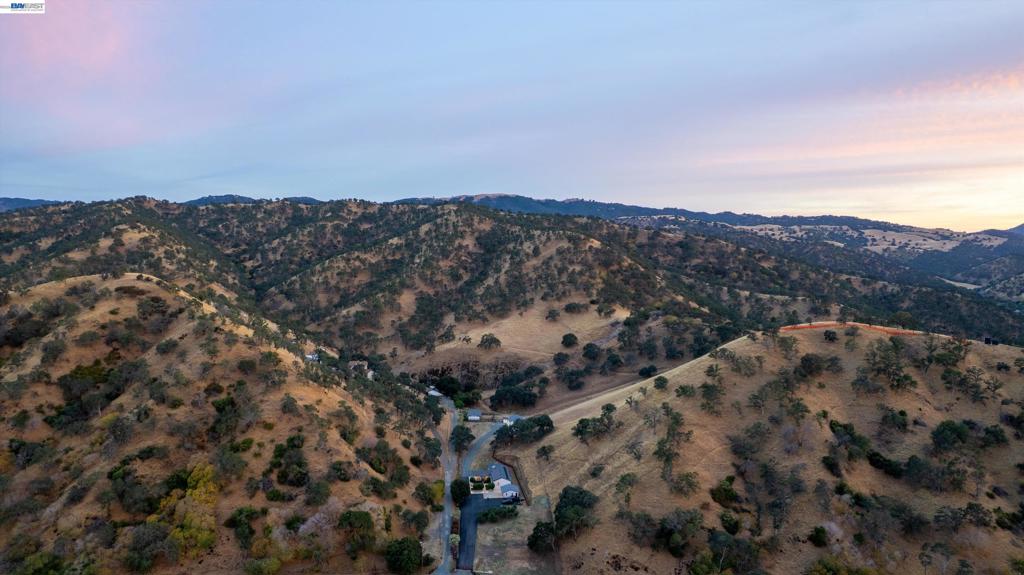 https://media.crmls.org/mediaz/1a9c3d9b-2b81-4f02-8dfd-f0598ef11d1a.jpg?preset=X-Large