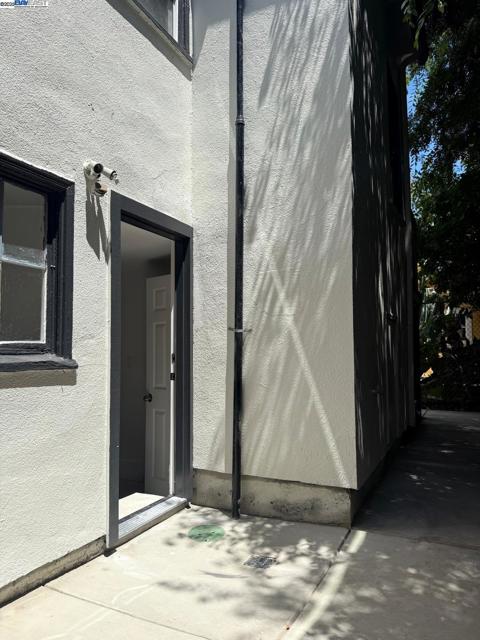 511 59Th St, Oakland CA: https://media.crmls.org/mediaz/1a9c4d24-8566-475e-9301-831c75a67ac4.jpg