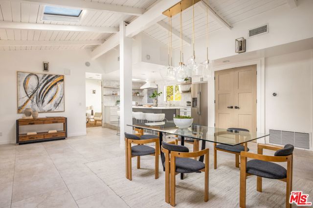 16733 Oak View Drive, Encino CA: https://media.crmls.org/mediaz/1a9c4ff3-1c57-4a92-8065-3fad17ccc885.jpg