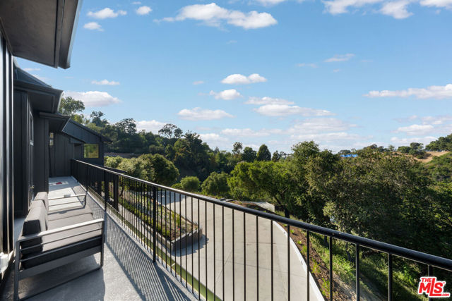 3140 Coldwater Canyon, Studio City CA: https://media.crmls.org/mediaz/1a9c8c5d-c523-47e0-b965-06ea9731f958.jpg