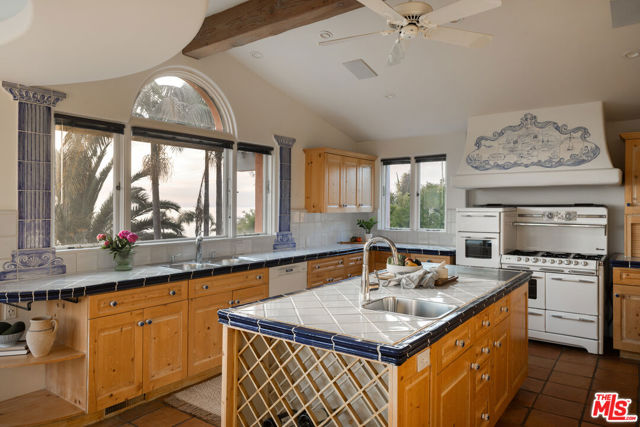 93 Laurel Drive, Rancho Palos Verdes CA: https://media.crmls.org/mediaz/1a9d59cd-6566-4236-b5ee-5ac0dd3622c1.jpg