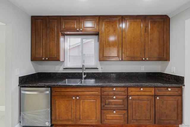 7684 Meadowbrook Ct, San Diego CA: https://media.crmls.org/mediaz/1a9ddb8b-ec8f-488b-80e8-435b7099a981.jpg