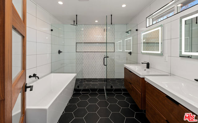 6228 Sale Avenue, Woodland Hills CA: https://media.crmls.org/mediaz/1a9eb670-7a87-47b3-887b-73c2d3f3c74b.jpg