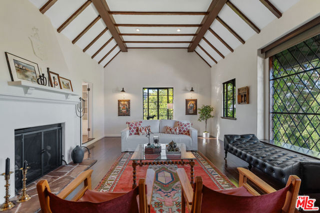3827 Carnavon Way, Los Angeles CA: https://media.crmls.org/mediaz/1a9ec808-45ec-423b-83e8-01799eafd81d.jpg
