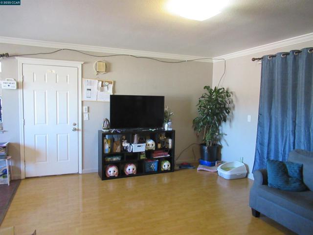 615 15Th St, Richmond CA: https://media.crmls.org/mediaz/1a9f3ad5-cac9-4e26-8f1c-f359e2215592.jpg