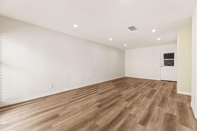 Detail Gallery Image 6 of 44 For 9760 Jersey Ave #173,  Santa Fe Springs,  CA 90670 - 3 Beds | 3 Baths