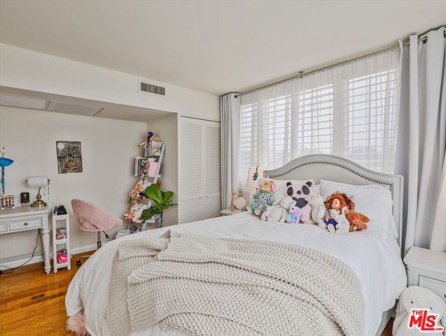 9950 Durant Drive, Beverly Hills CA: https://media.crmls.org/mediaz/1a9f9aeb-3a05-458d-8e55-6f87d19a954e.jpg