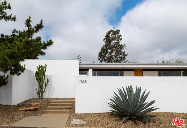 1705 Summitridge Drive, Beverly Hills CA: https://media.crmls.org/mediaz/1a9fcdd5-f9bd-4404-ad54-fb47f433d298.jpg