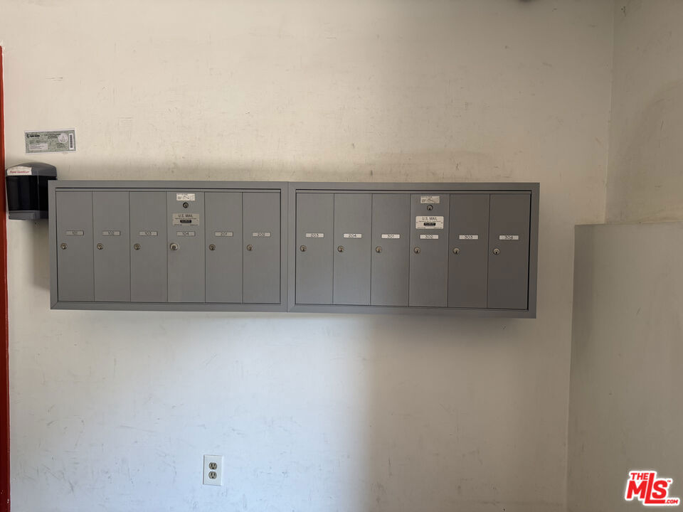 https://media.crmls.org/mediaz/1aa00213-3006-4ccb-b10c-02eea492a72d.jpg?preset=X-Large