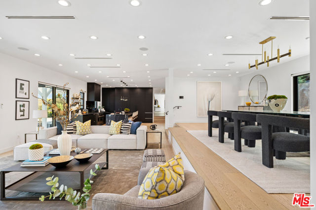 19536 Wells Drive, Tarzana CA: https://media.crmls.org/mediaz/1aa00816-4e96-45b4-9531-074e23ee64e8.jpg