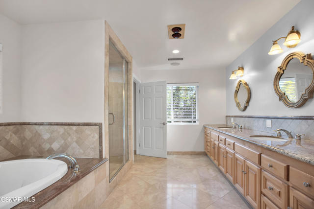 4539 Mammoth Avenue, Sherman Oaks CA: https://media.crmls.org/mediaz/1aa00eec-f1b1-4b6e-a4de-abd7b5418953.jpg
