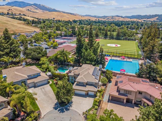 418 Golf Ct, Walnut Creek CA: https://media.crmls.org/mediaz/1aa032de-efb2-44e7-8717-7bc93bcb862a.jpg