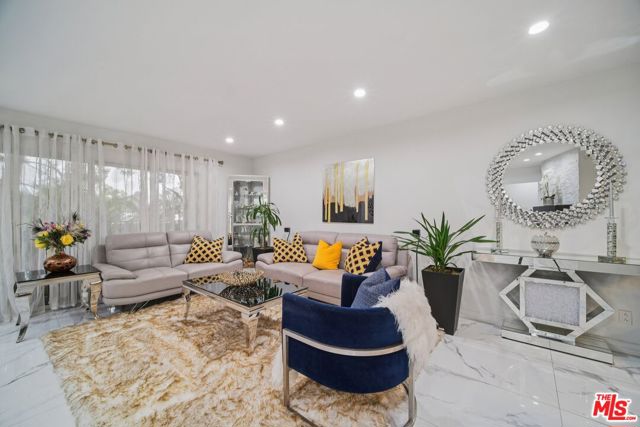 9520 Via Tivoli, Burbank CA: https://media.crmls.org/mediaz/1aa04a72-2c68-489e-af8c-e66c711badc9.jpg