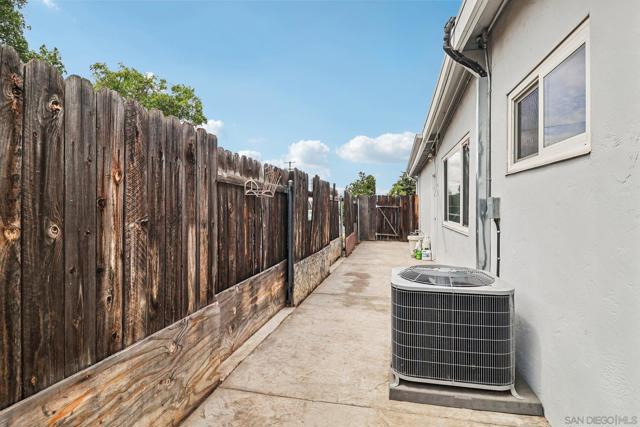 1097 Wayside Ave, El Cajon CA: https://media.crmls.org/mediaz/1aa09954-cb4e-4060-877d-cb2260f48316.jpg