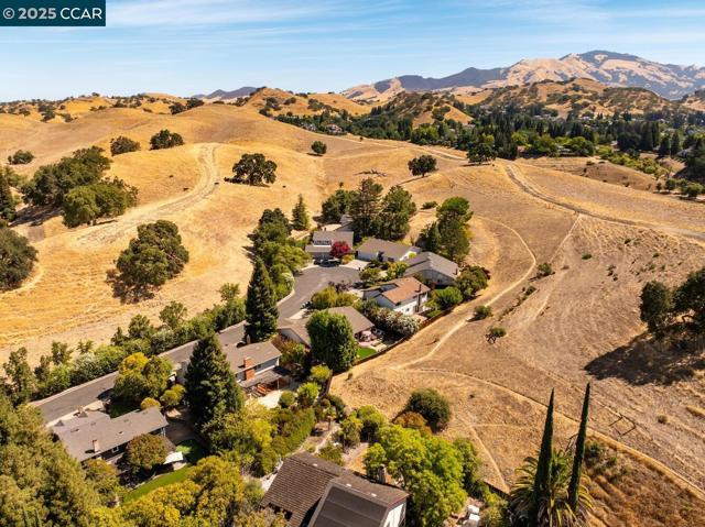 1555 Pebblebrook Ct, Walnut Creek CA: https://media.crmls.org/mediaz/1aa20f56-e489-4f15-b131-f4f94743f371.jpg