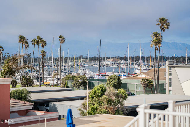 3300 Ocean Drive, Oxnard CA: https://media.crmls.org/mediaz/1aa2684d-2ed1-4f0f-9968-6f128b6fab28.jpg