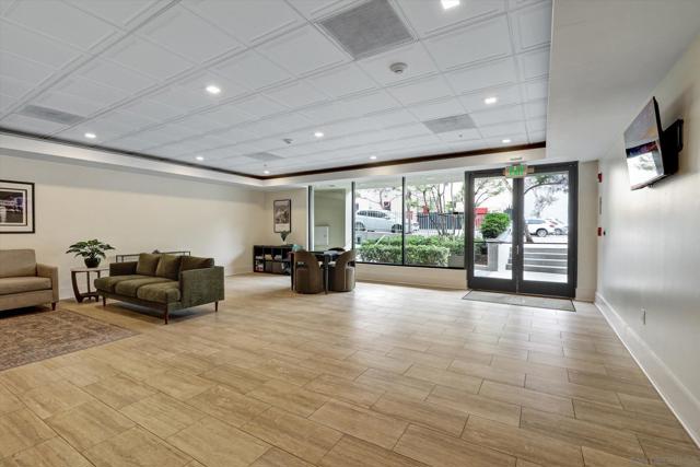 1601 India St, San Diego CA: https://media.crmls.org/mediaz/1aa2e37f-28f3-42da-b535-427cf719afa8.jpg