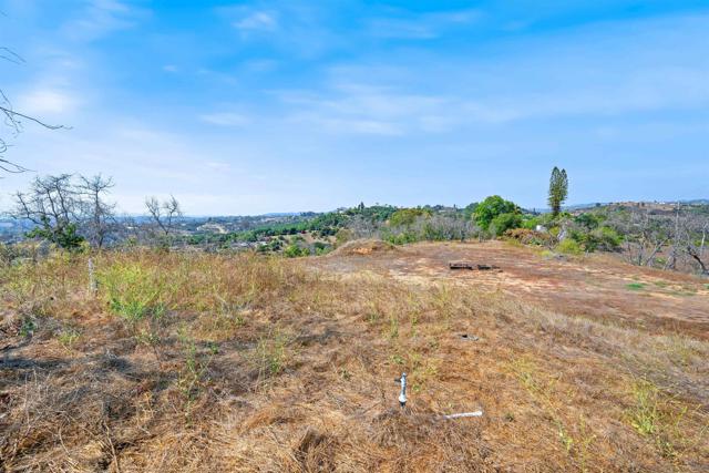 3240 Via Del Cielo, Fallbrook CA: https://media.crmls.org/mediaz/1aa2eb65-44b2-4615-82eb-1aa9bd139dee.jpg