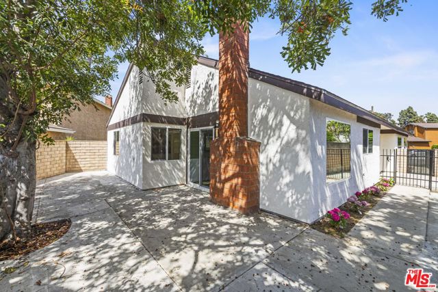 13 Pepper Court, Inglewood CA: https://media.crmls.org/mediaz/1aa3677a-4ed3-4ddf-8768-7cdc641f1bdf.jpg