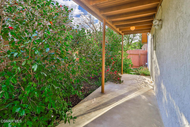 5260 Edgeware Drive, Calabasas CA: https://media.crmls.org/mediaz/1aa38937-87d9-4fec-b025-e2996c3df876.jpg