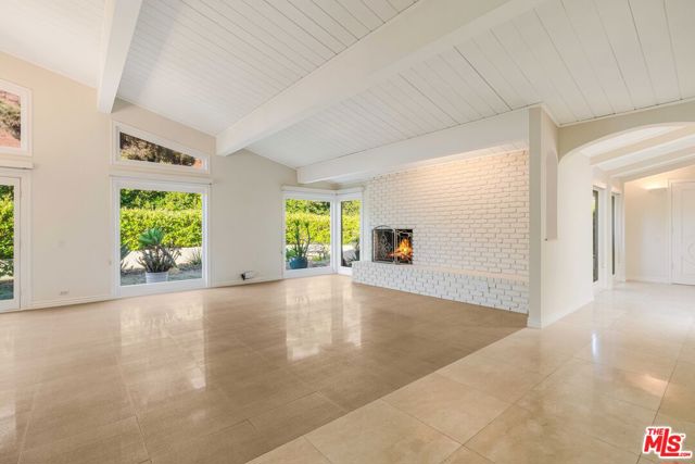 1200 El Hito Circle, Pacific Palisades CA: https://media.crmls.org/mediaz/1aa3c904-f9b9-4a88-9997-8c2111e08353.jpg
