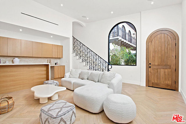 9451 Sunset Boulevard, Beverly Hills CA: https://media.crmls.org/mediaz/1aa6f033-6168-4b1a-ba9b-fe69bedb36ce.jpg