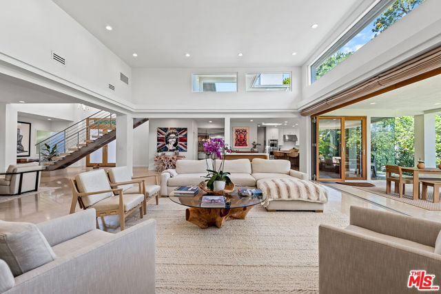 10424 Valley Spring Lane, Toluca Lake CA: https://media.crmls.org/mediaz/1aa71f94-474f-4d77-9a96-924d6ec40721.jpg