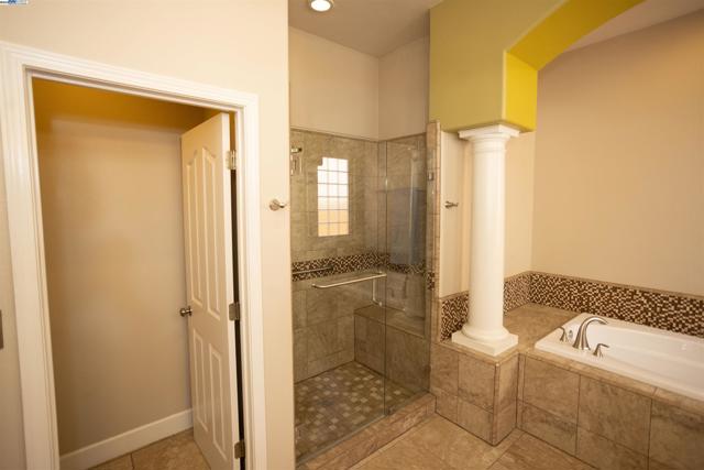 5090 Archcrest Way, Sacramento CA: https://media.crmls.org/mediaz/1aa89fd8-f0d7-4d8c-84fa-ded3e24aa149.jpg