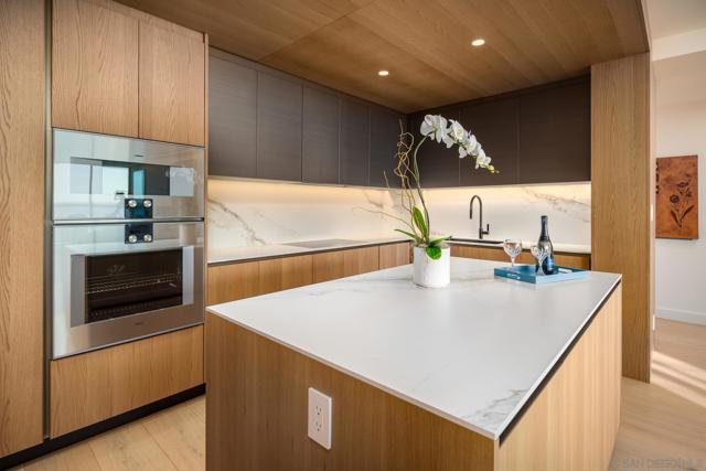 939 Coast Blvd, La Jolla CA: https://media.crmls.org/mediaz/1aa8a423-9b09-4424-8681-ff25443568cd.jpg
