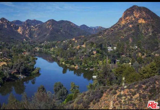 2090 Lakeshore Drive, Agoura Hills CA: https://media.crmls.org/mediaz/1aa8c854-8002-4f6a-b974-f5f7b83eb9e0.jpg