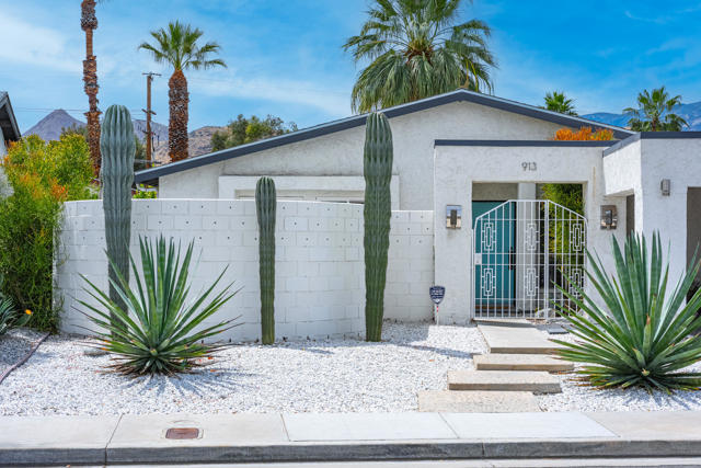 913 Arroyo Vista Drive, Palm Springs, CA 92264