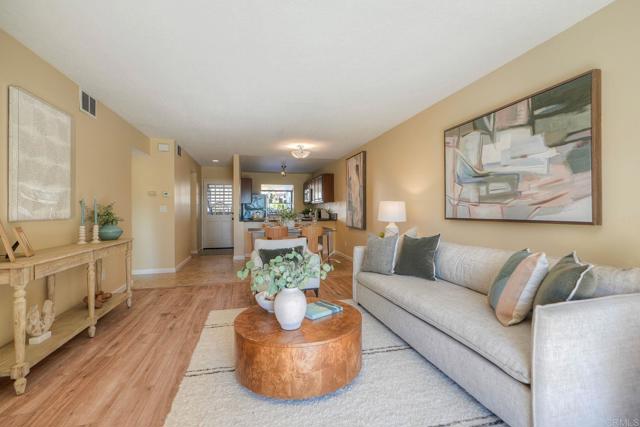 220 S Shorehang Lane, Encinitas CA: https://media.crmls.org/mediaz/1aa9dff9-53cc-4a9f-8428-cb03ac8e2951.jpg