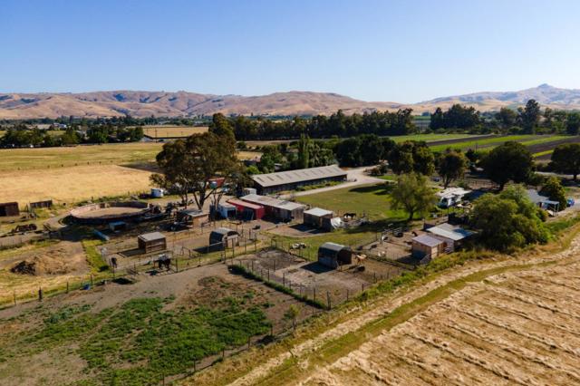 6200 Frye Lane, Hollister CA: https://media.crmls.org/mediaz/1aaa8d76-b024-407b-97d4-d3027d2d81b0.jpg