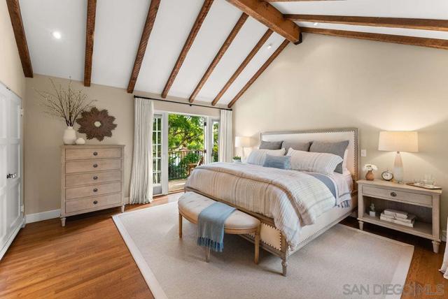 7725 Whitefield Pl, La Jolla CA: https://media.crmls.org/mediaz/1aab3d99-272a-4026-b27c-e4d9f6a7b8d7.jpg