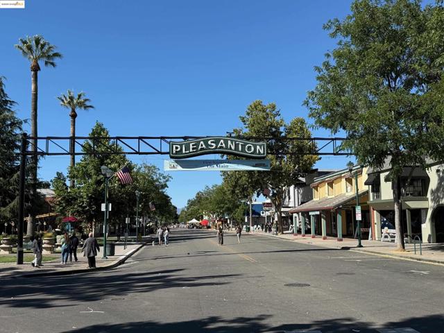 789 E Angela St, Pleasanton CA: https://media.crmls.org/mediaz/1aabd02c-40f4-48b3-bf46-e01dbb9b81eb.jpg