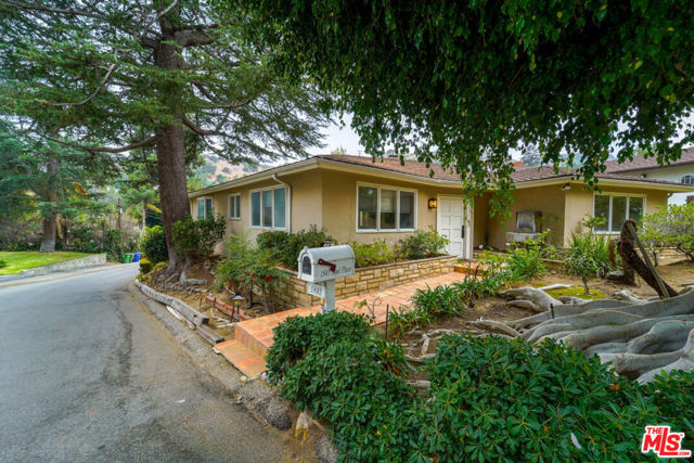 1841 Noel Place photo 1