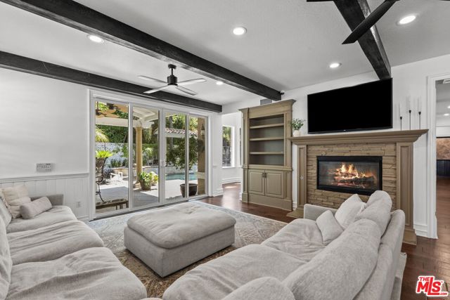 638 Oak Tree Court, Simi Valley CA: https://media.crmls.org/mediaz/1aacc58f-2b8f-44c7-bc76-9f1baabd7ae9.jpg