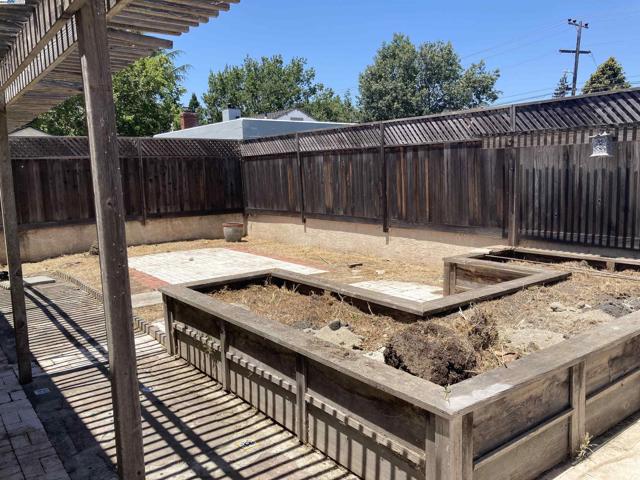 22007 Orange Ave, Castro Valley CA: https://media.crmls.org/mediaz/1aadc1f9-8a9a-4b3b-a0a0-4963b191a118.jpg