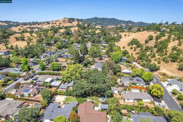 448 Cumberland Dr, Pleasant Hill CA: https://media.crmls.org/mediaz/1aadc511-c0eb-4171-990a-357b047ca0c2.jpg
