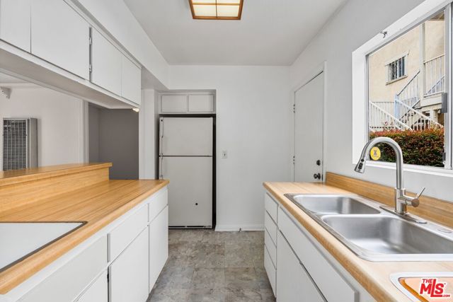 1507 14th Street, Santa Monica CA: https://media.crmls.org/mediaz/1aade735-d0c3-4325-968b-1a45248b586e.jpg