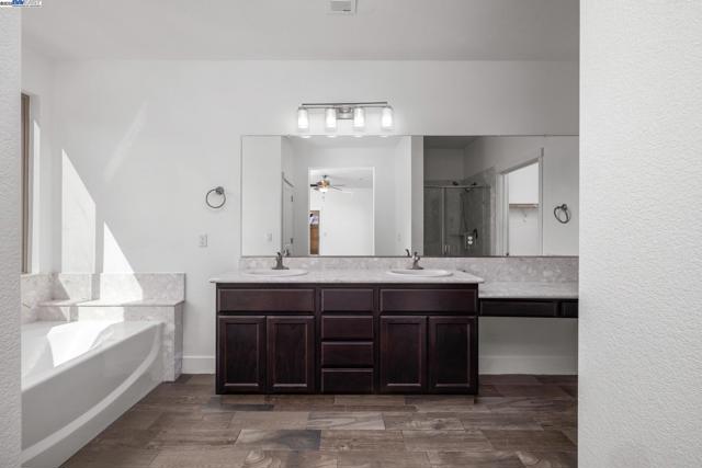 115 Lemon Blossom Ln, Patterson CA: https://media.crmls.org/mediaz/1ab060c4-7c32-4e52-9f4d-924c48e8ce95.jpg