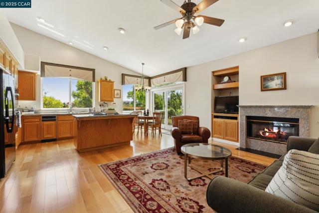21 Mercury Ct, Pleasant Hill CA: https://media.crmls.org/mediaz/1ab1530a-4d9a-4e98-9ef9-3d9a1c193cb0.jpg