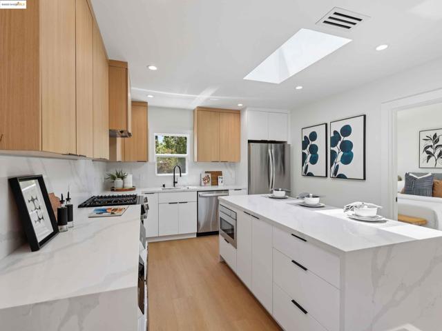 1612 Carleton St, Berkeley CA: https://media.crmls.org/mediaz/1ab4aaea-32ad-4922-af9d-f25813037162.jpg