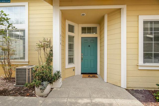 314 Skyline Dr, San Ramon CA: https://media.crmls.org/mediaz/1ab4b09b-03a6-440d-9a47-9e20700d8c0a.jpg