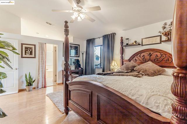 8215 Red Elk Dr, Elk Grove CA: https://media.crmls.org/mediaz/1ab5740c-98fe-4670-b41a-cb040641f78f.jpg