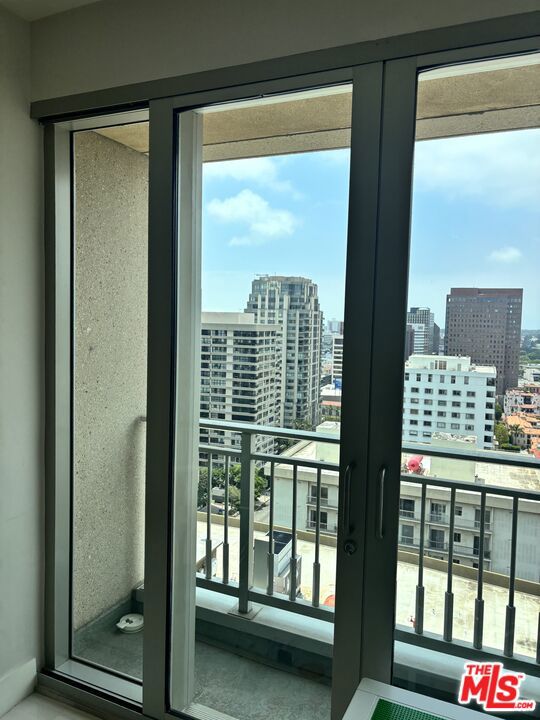https://media.crmls.org/mediaz/1ab6624c-ec60-4901-a516-649fd068afb6.jpg?preset=X-Large